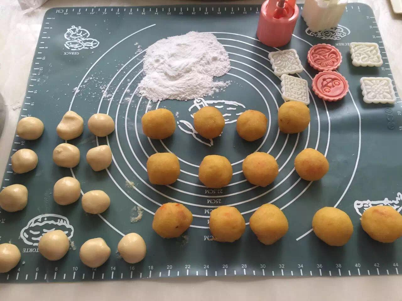 豆沙蛋黃月餅的做法 步骤5
