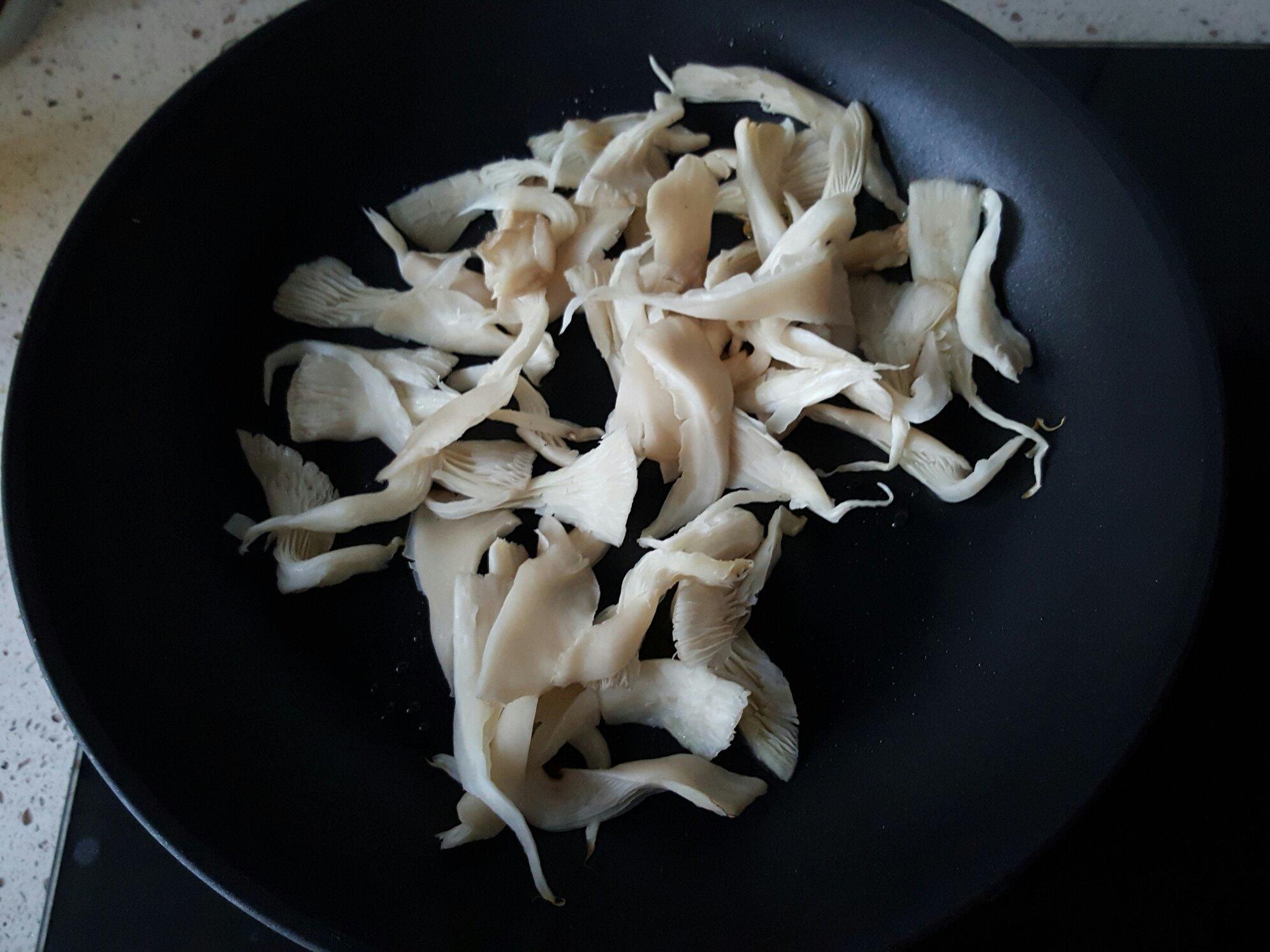 牛肉蘑菇焗烤三明治的做法 步骤1