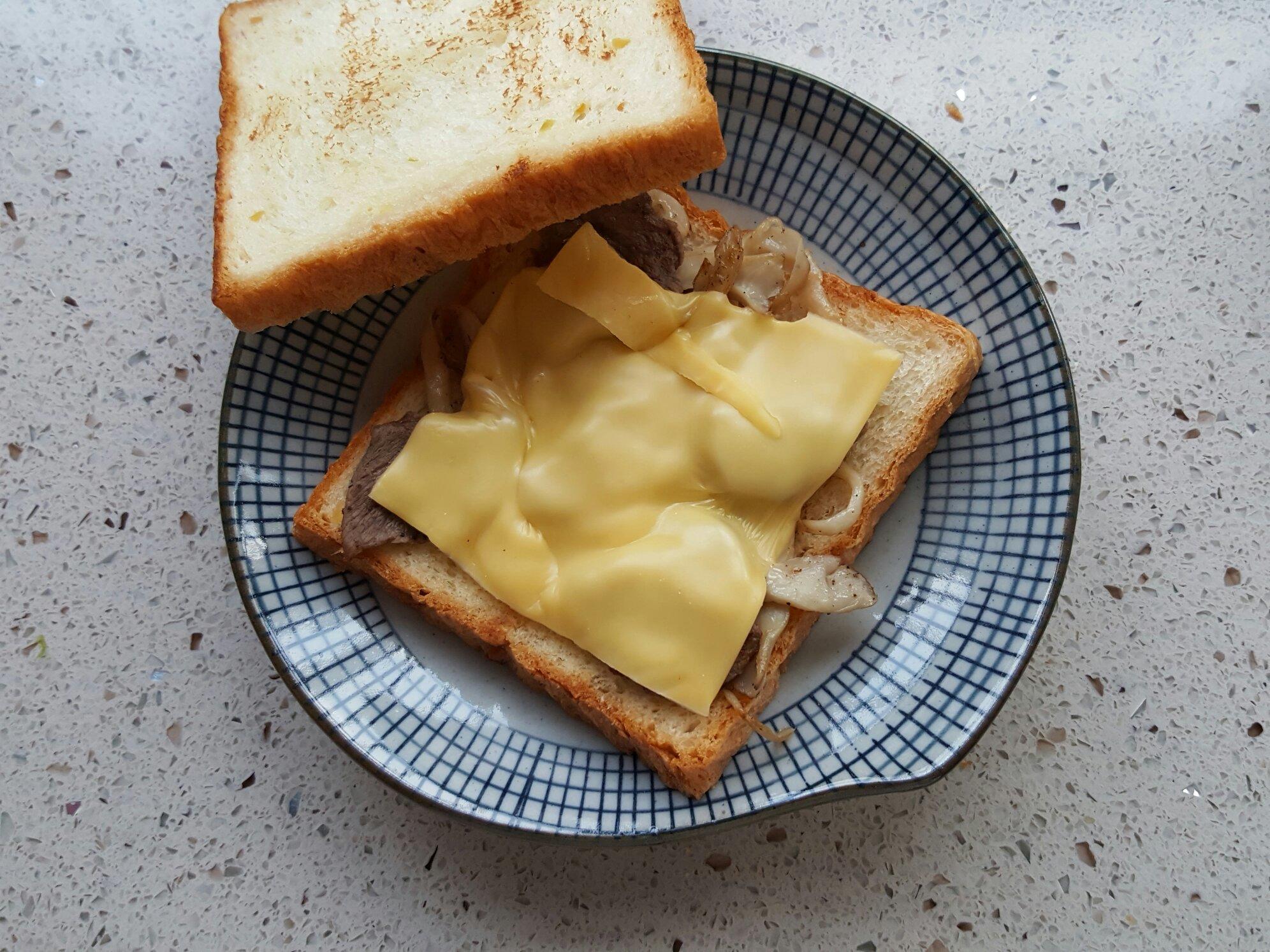 牛肉蘑菇焗烤三明治的做法 步骤4