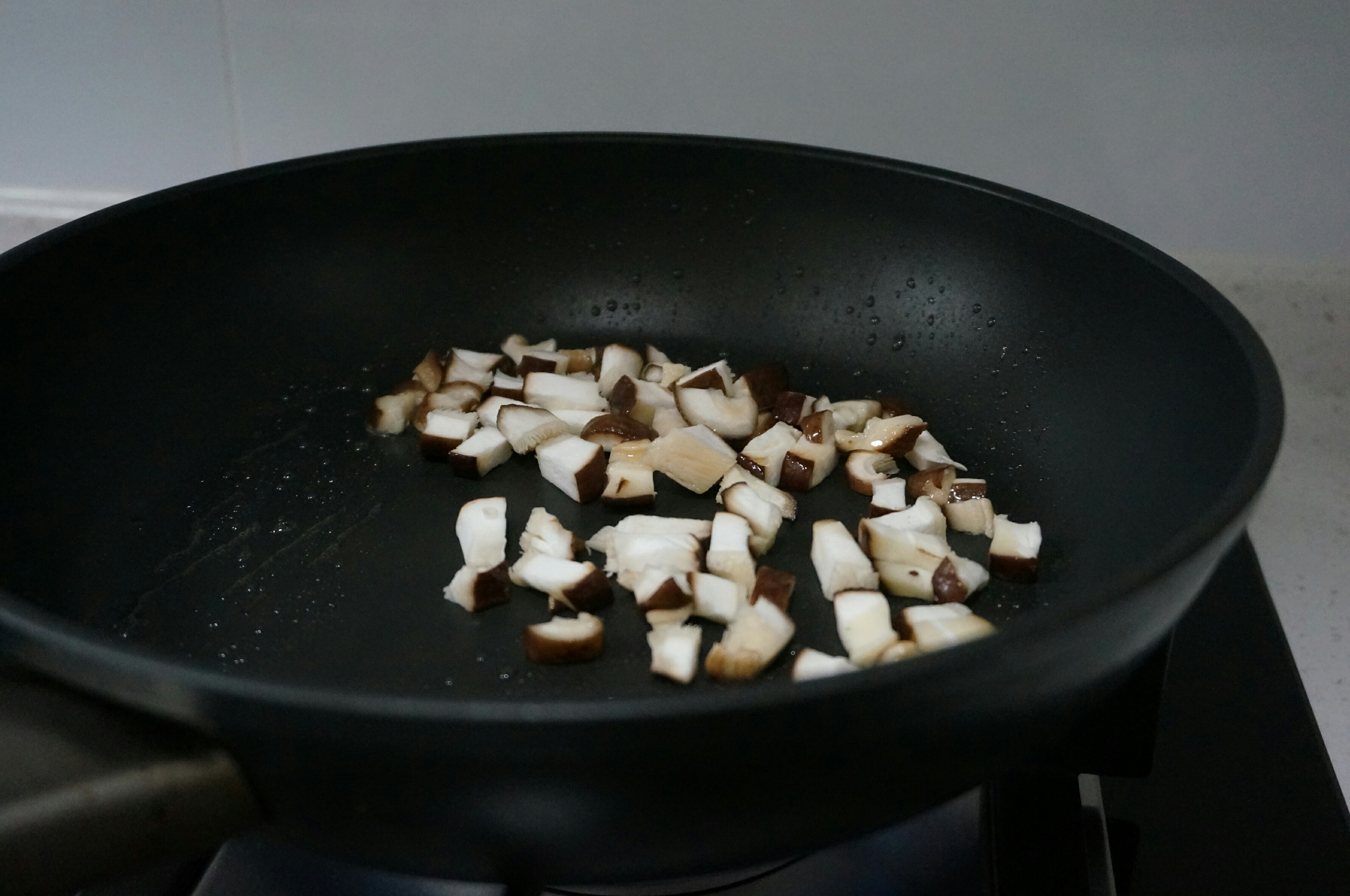 青蒜香菇炒飯『一人食快手早餐』的做法 步骤2