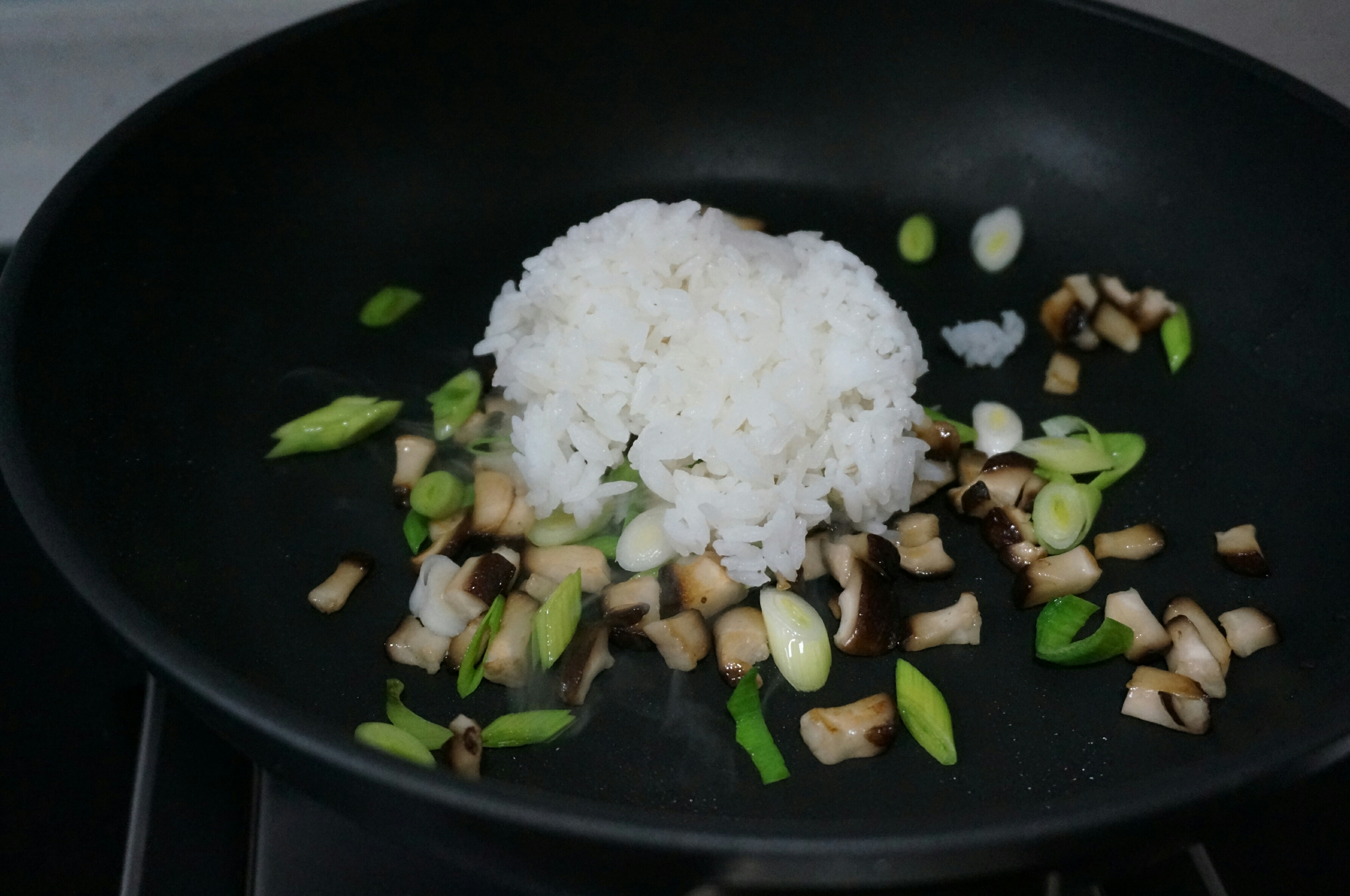 青蒜香菇炒飯『一人食快手早餐』的做法 步骤4