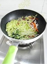 蔬菜炒麪的做法 步骤7