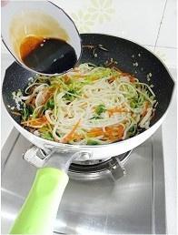 蔬菜炒麪的做法 步骤10
