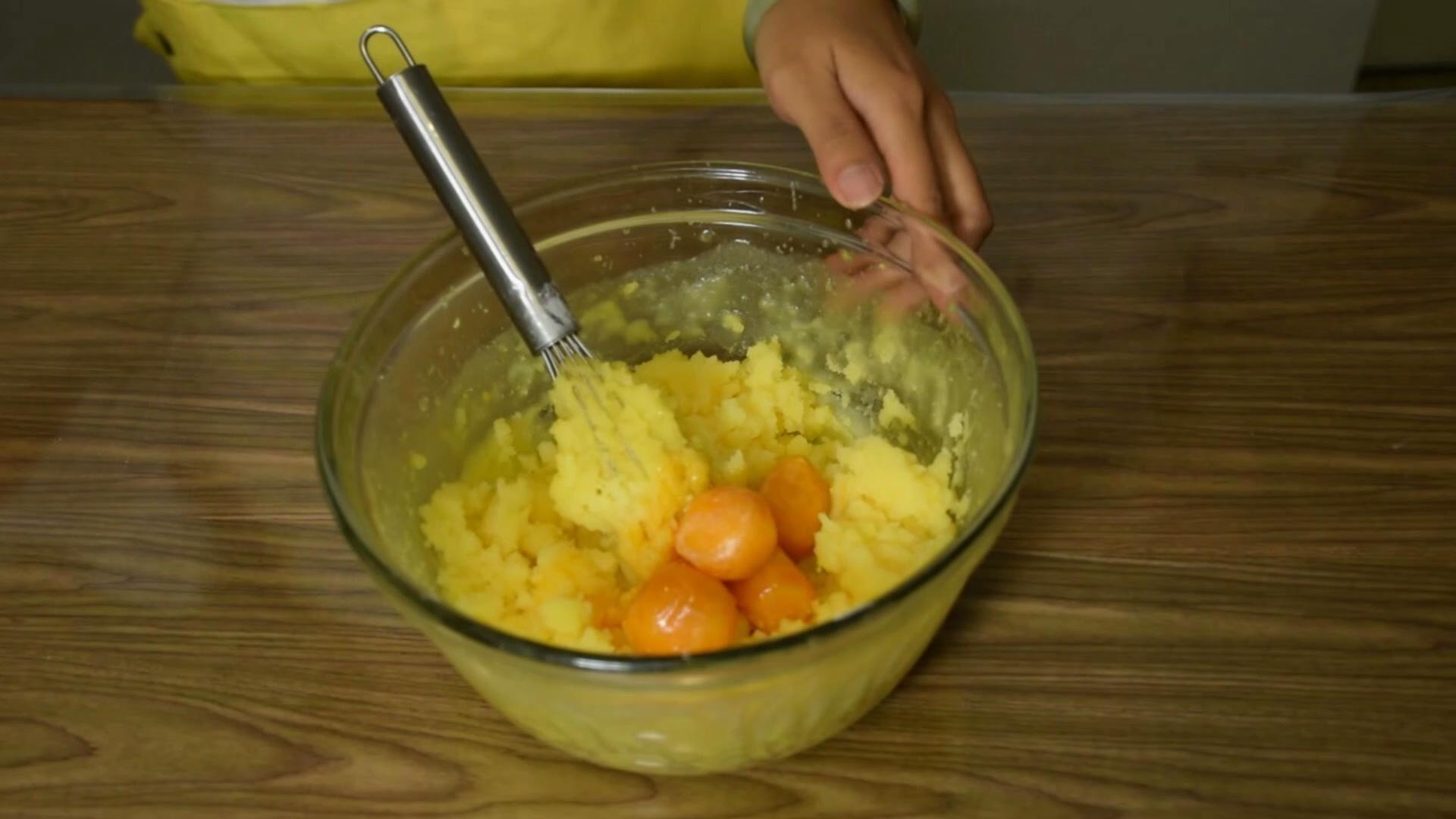 《糯米糰子的廚房日記》奶黃流心月餅的做法 步骤16
