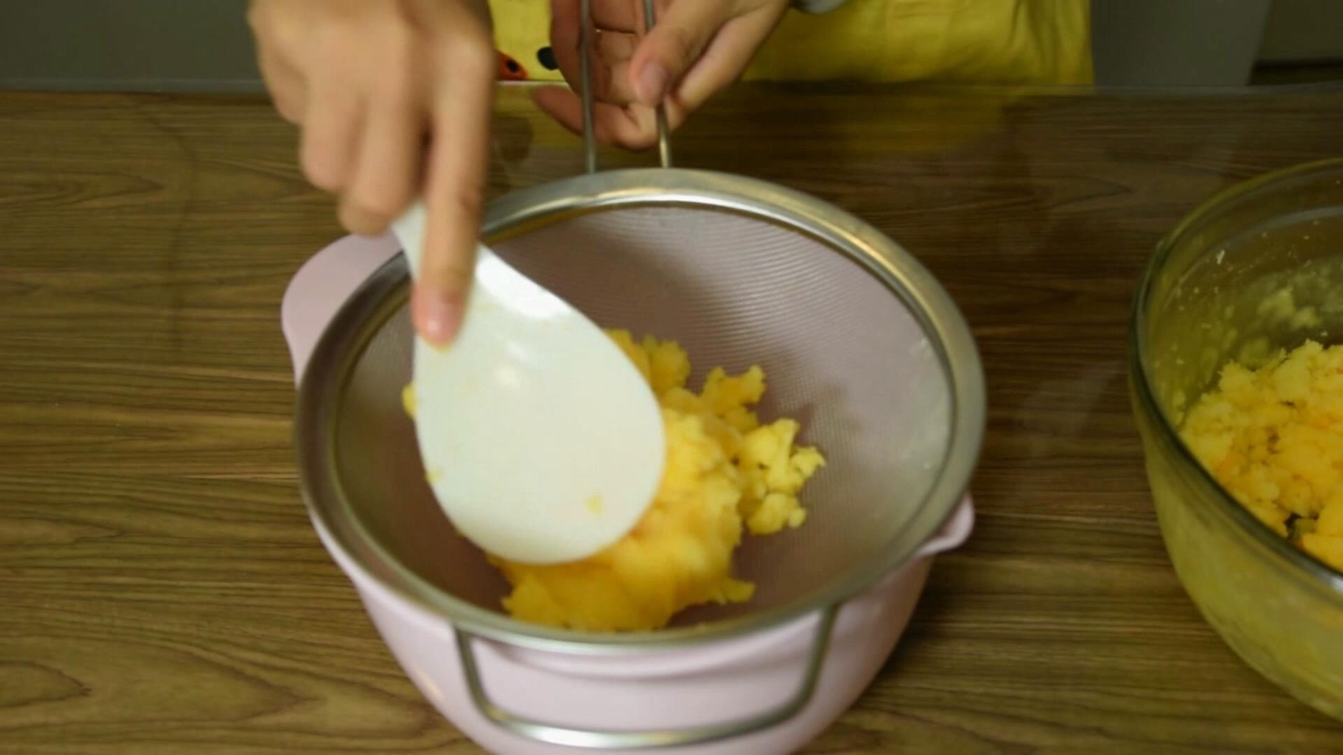《糯米糰子的廚房日記》奶黃流心月餅的做法 步骤17