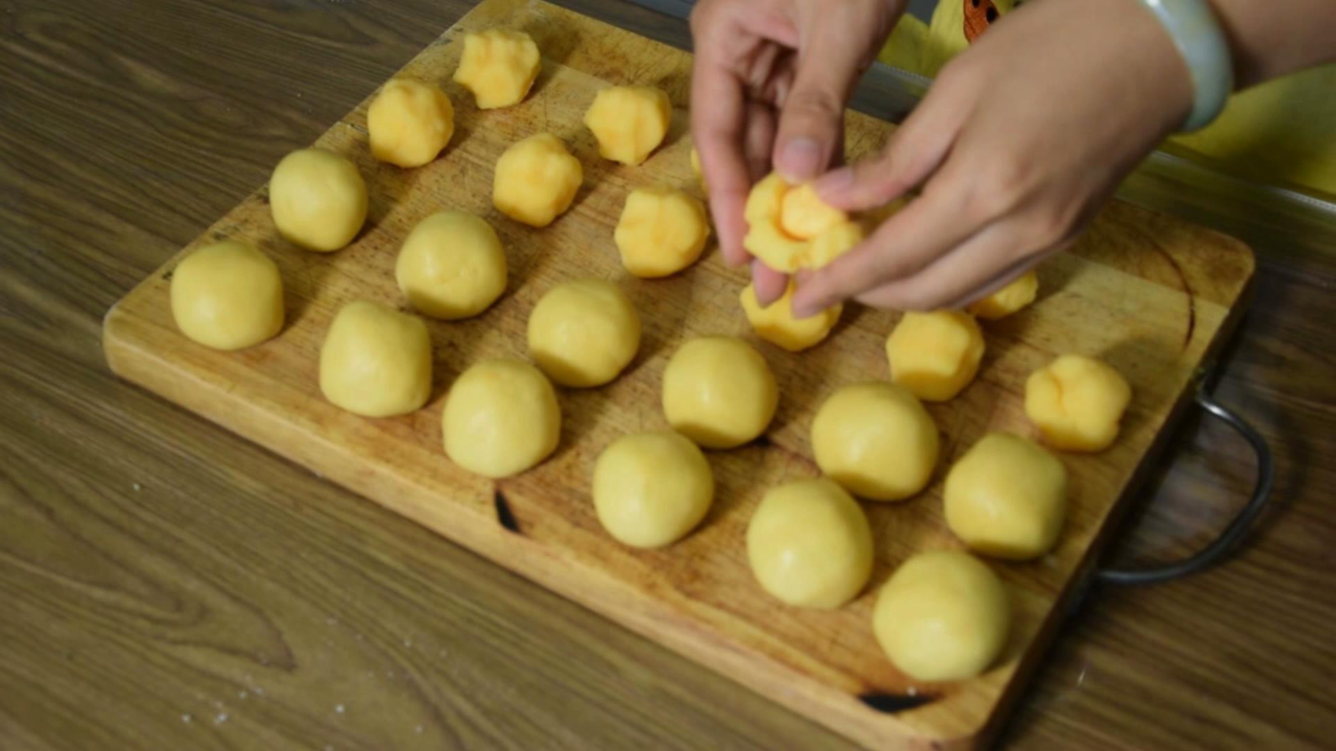 《糯米糰子的廚房日記》奶黃流心月餅的做法 步骤30