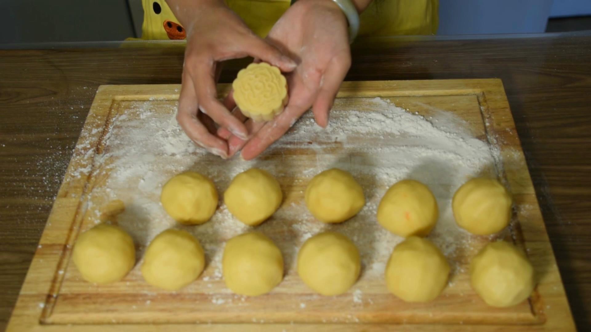 《糯米糰子的廚房日記》奶黃流心月餅的做法 步骤33