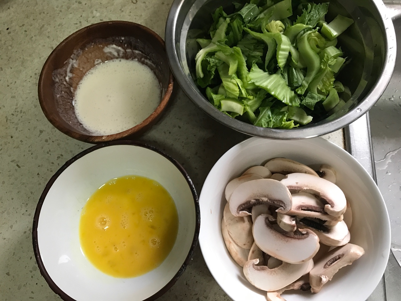 芥菜蘑菇鹹湯的做法 步骤1