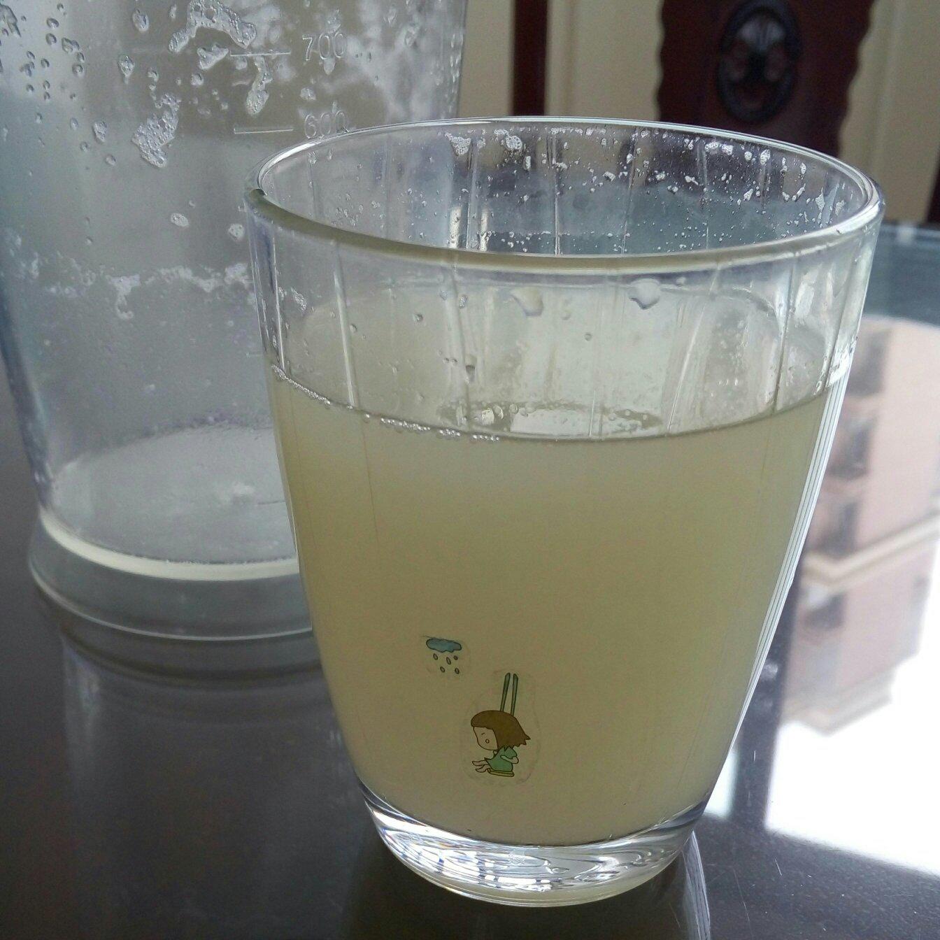 檸檬蜂蜜雪梨汁的做法 步骤2