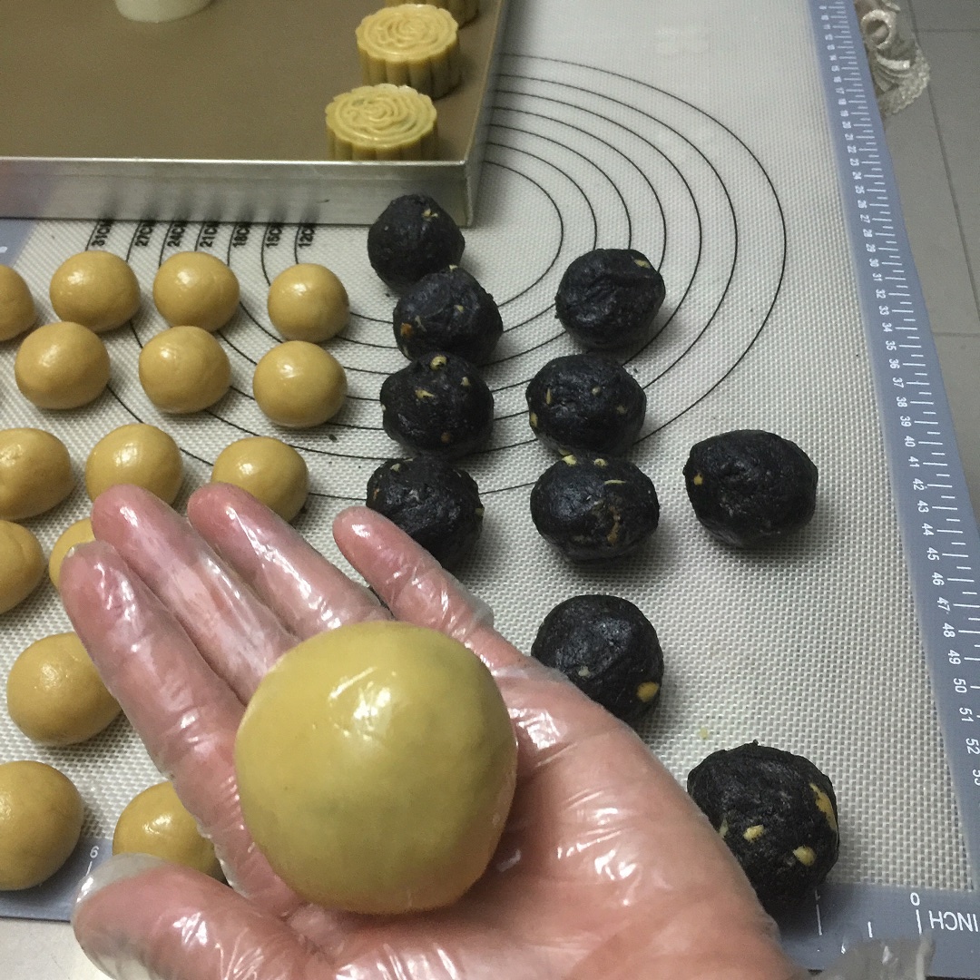 黑芝麻核桃餡月餅的做法 步骤10