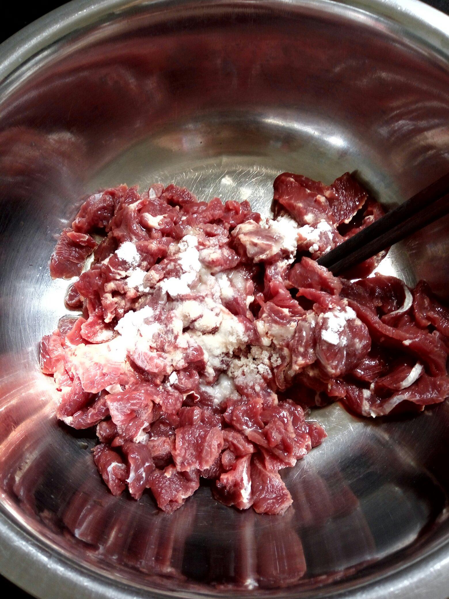 如何炒出超嫩牛肉之蒜香牛肉的做法 步骤1