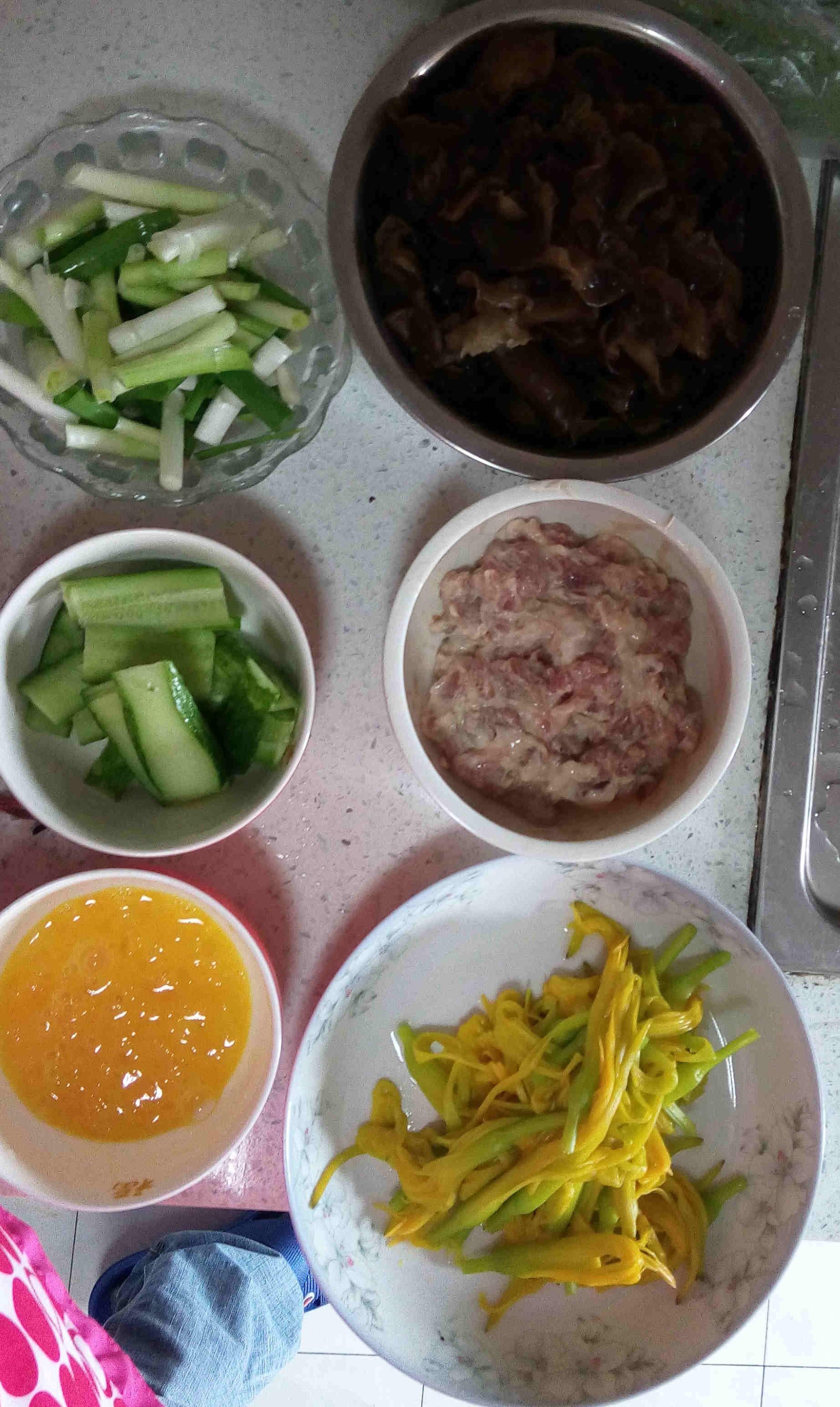 木須肉（木耳黃花菜炒肉片蛋）的做法 步骤2