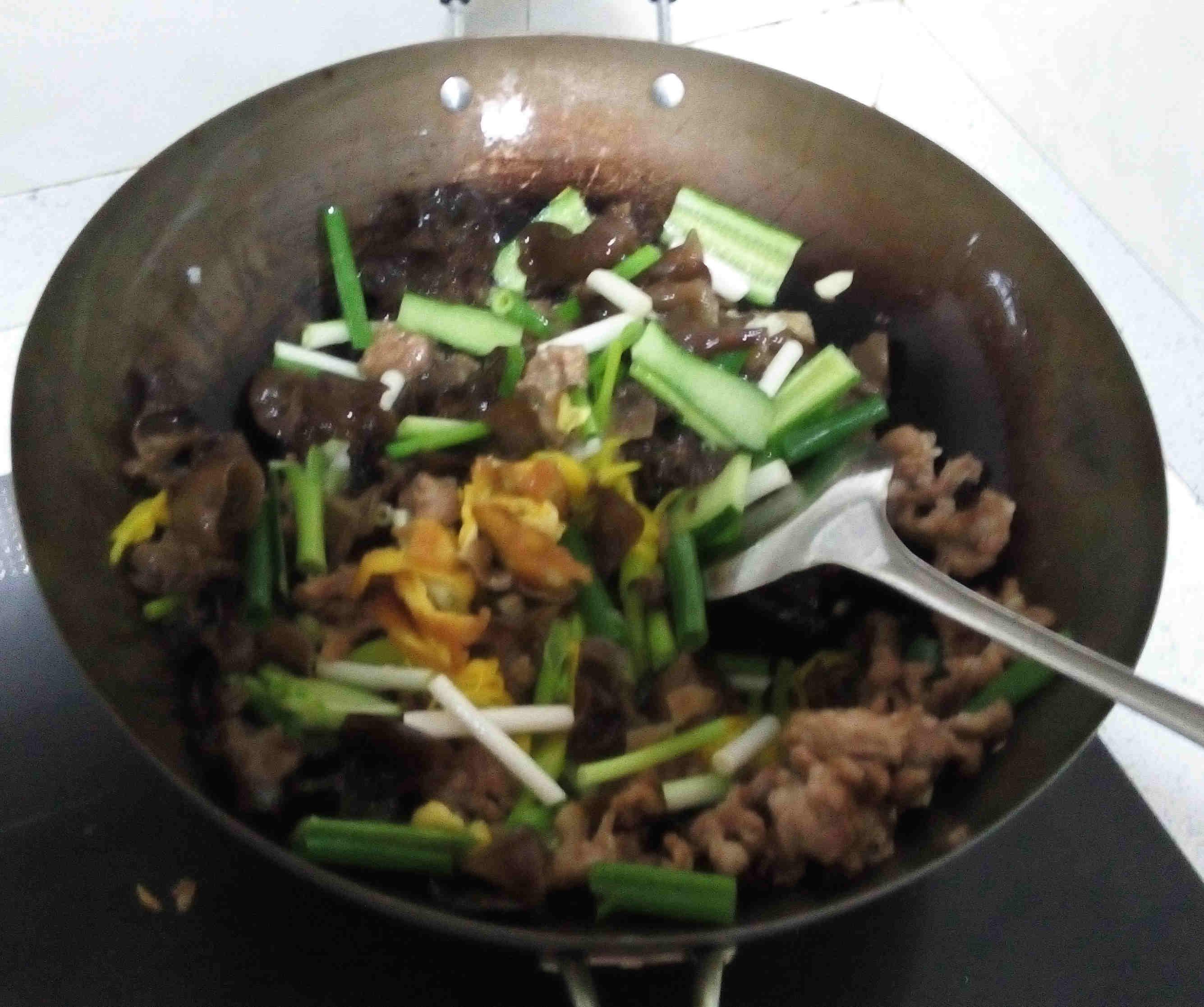 木須肉（木耳黃花菜炒肉片蛋）的做法 步骤6