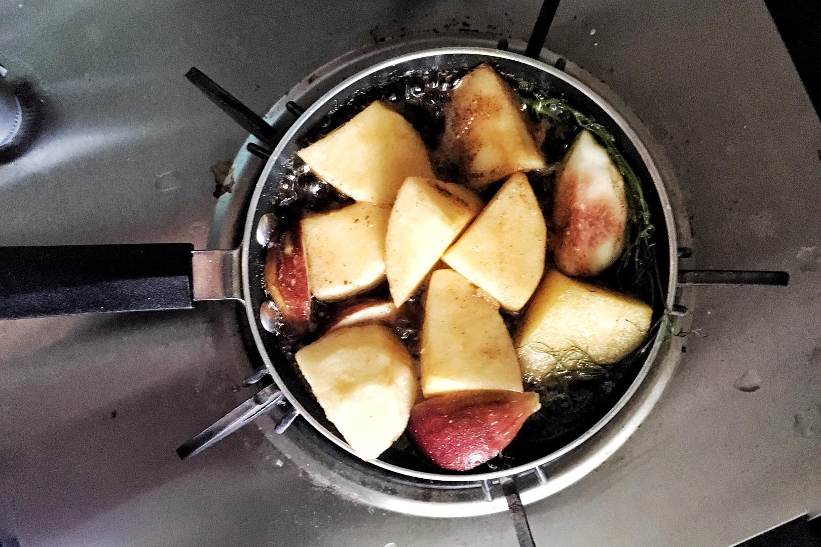 白蘭地煮蘋果無花果＆烤紅薯沙拉的做法 步骤2