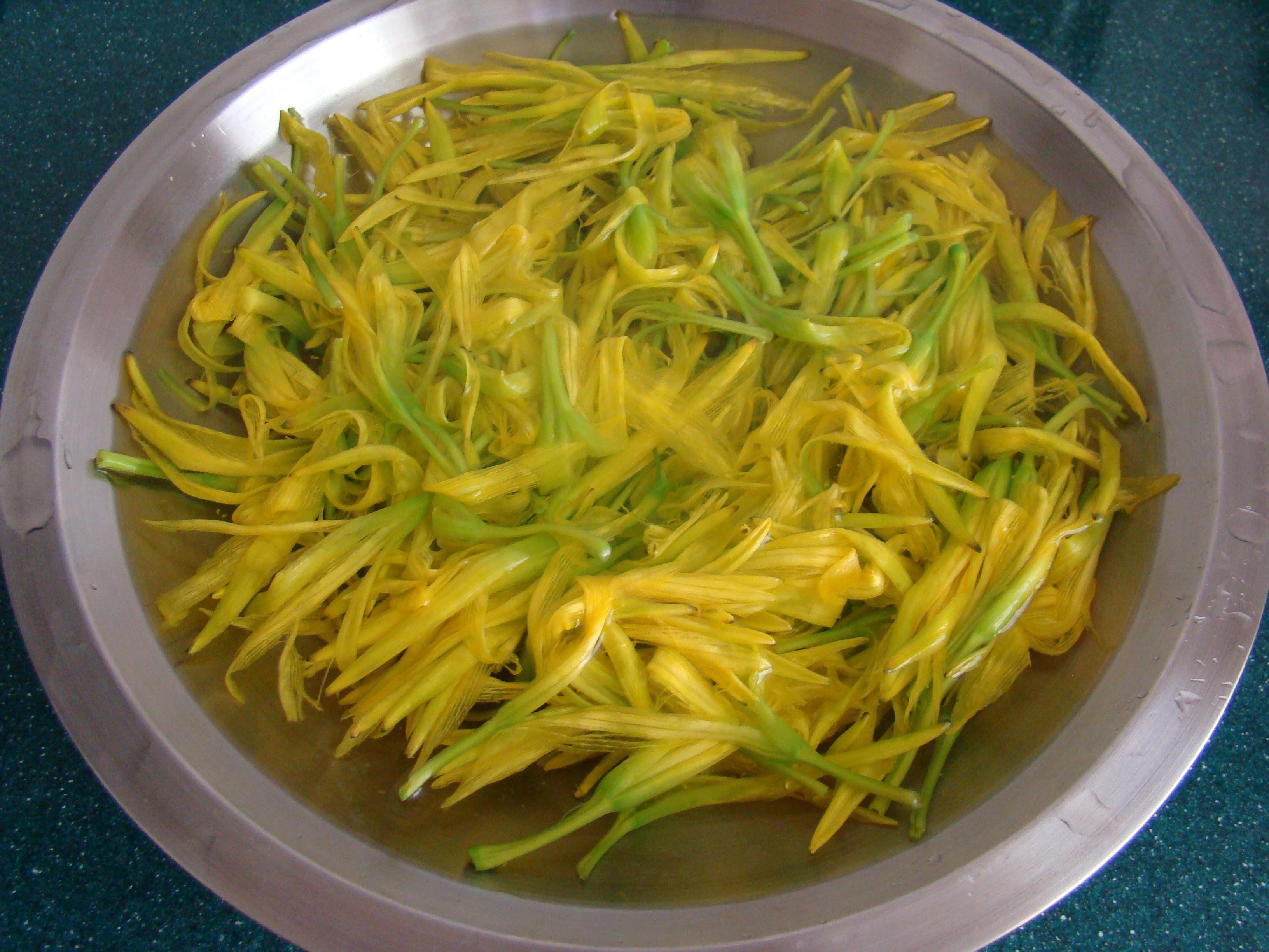 黃花菜涼著吃--蒜香火腿涼拌黃花菜的做法 步骤4