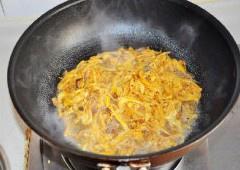 肉絲燒黃花菜的做法 步骤5