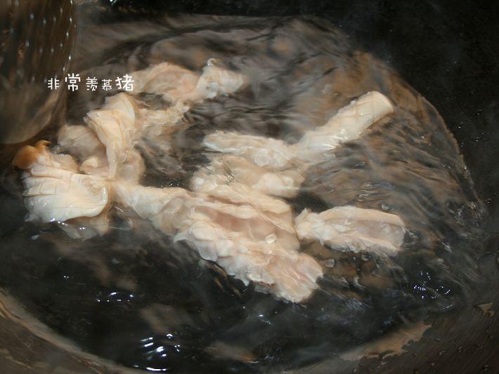 【小家常大美味】閘坡家常：芥蘭炒魷魚乾的做法 步骤6