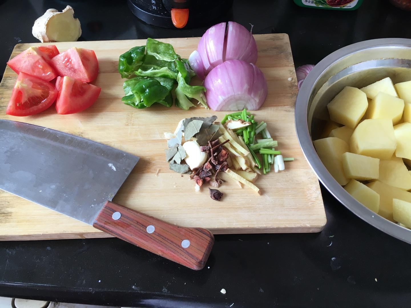 牛腱子土豆煲蓋澆飯的做法 步骤1