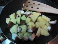 香椿醬燒土豆的做法 步骤2