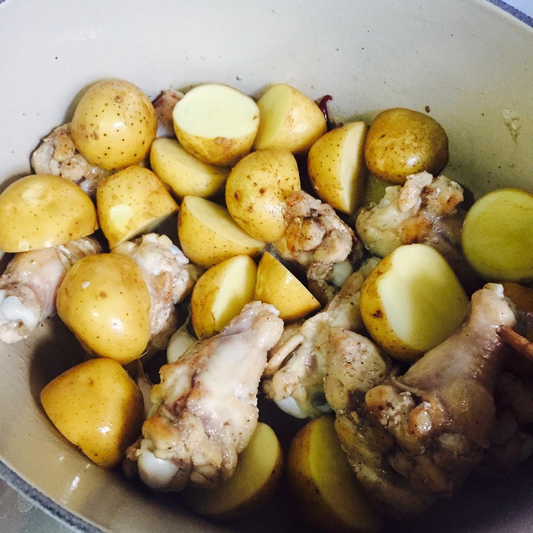 香煎雞翅根小土豆的做法 步骤3