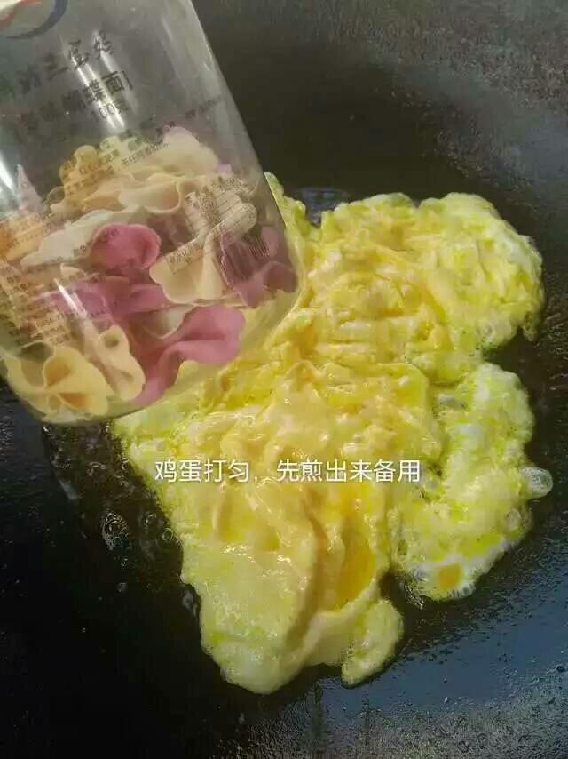 寶寶輔食:百合炒雞蛋+多味蝴蝶面的做法 步骤3