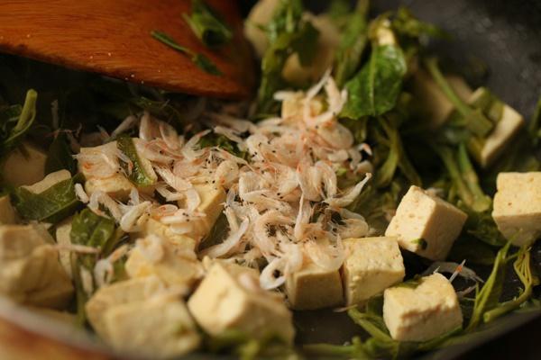 香椿蝦皮燒豆腐的做法 步骤3