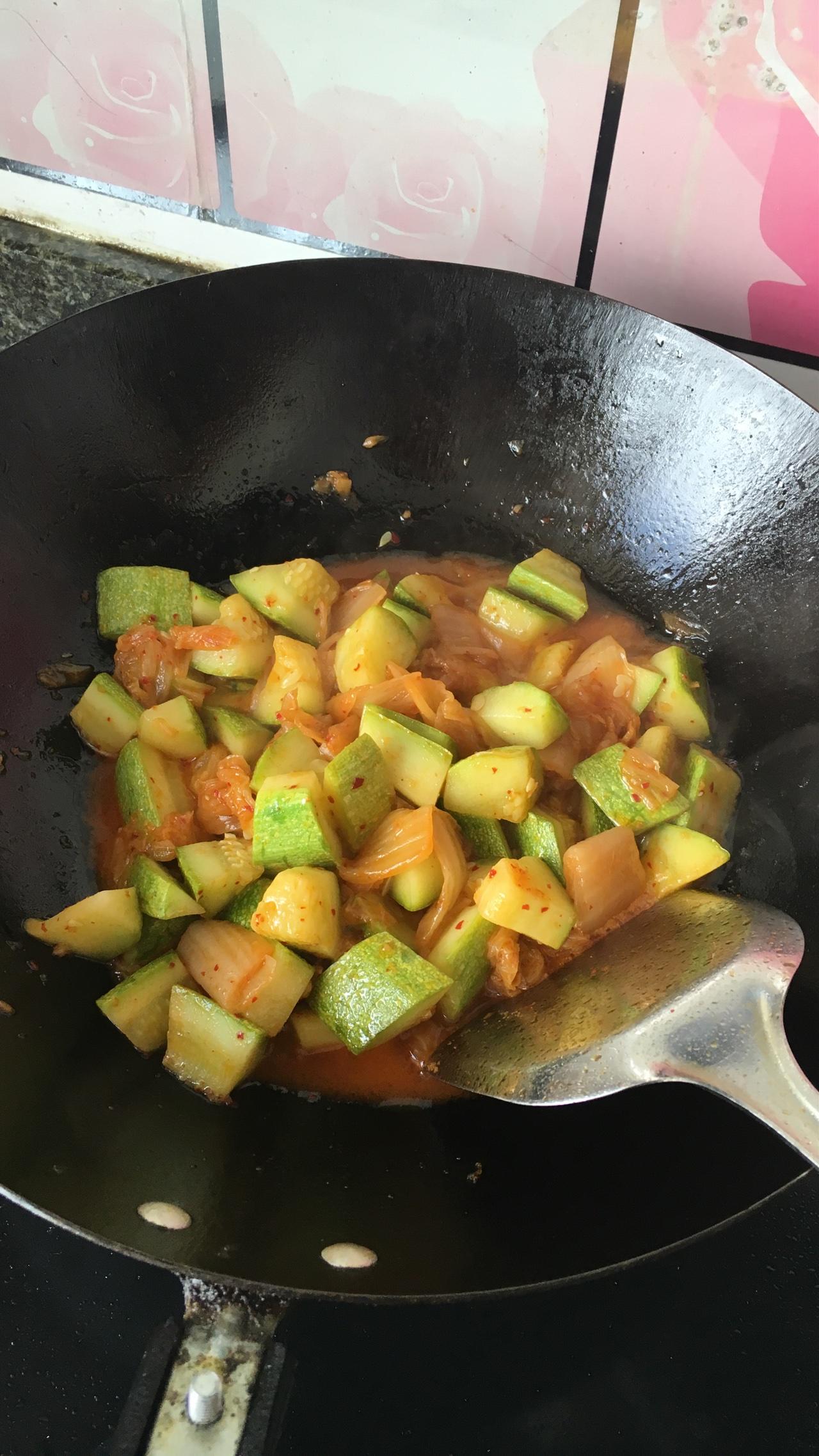 辣白菜燜西葫蘆的做法 步骤1