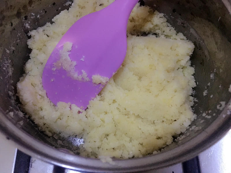 椰蓉蔓越莓奶黃月餅的做法 步骤8