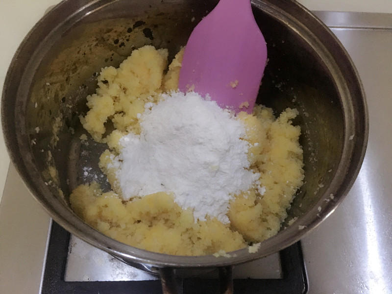 椰蓉蔓越莓奶黃月餅的做法 步骤10