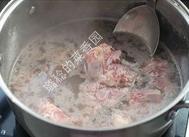 薺菜排骨湯的做法 步骤2