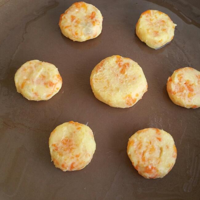 【寶寶輔食】胡蘿蔔紅薯餅的做法 步骤3