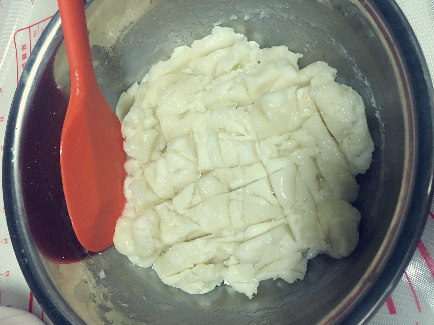 冰皮月餅（奶黃蔓越梅，奶黃杏仁片，蛋黃白蓮蓉）的做法 步骤3