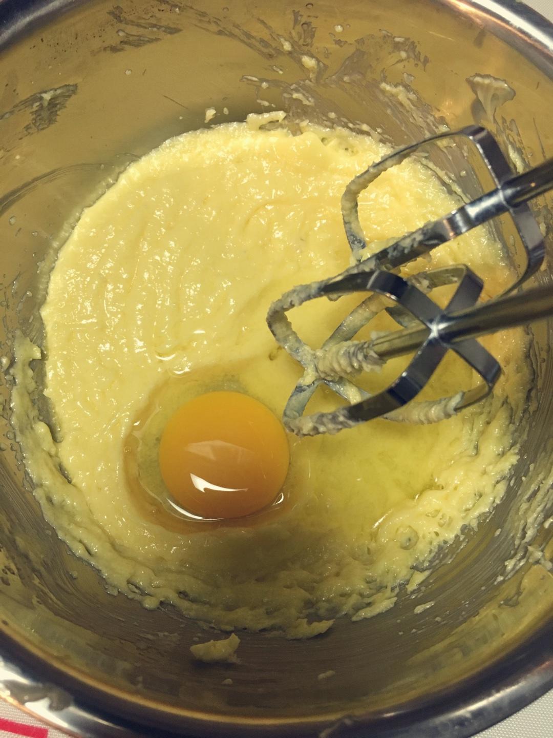冰皮月餅（奶黃蔓越梅，奶黃杏仁片，蛋黃白蓮蓉）的做法 步骤8
