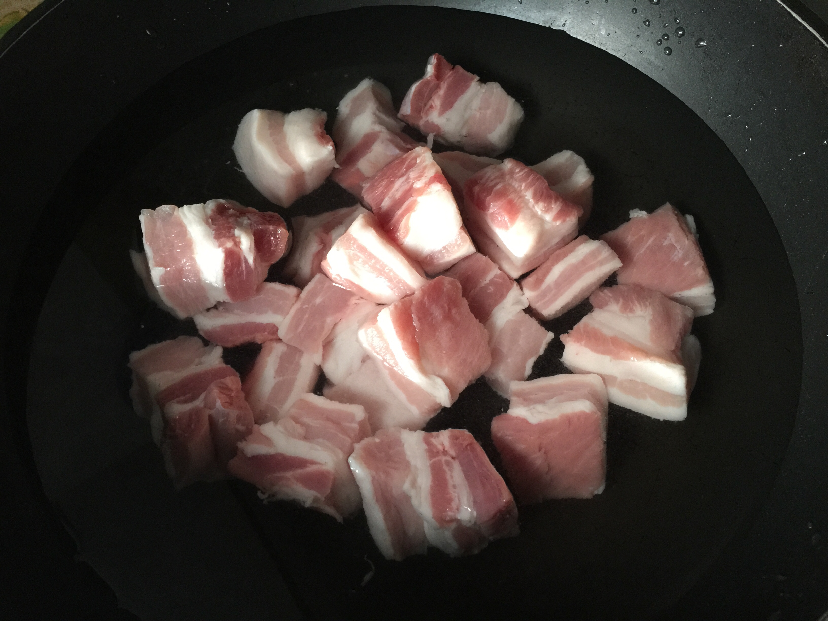 紅燒肉燜蒜薹的做法 步骤2