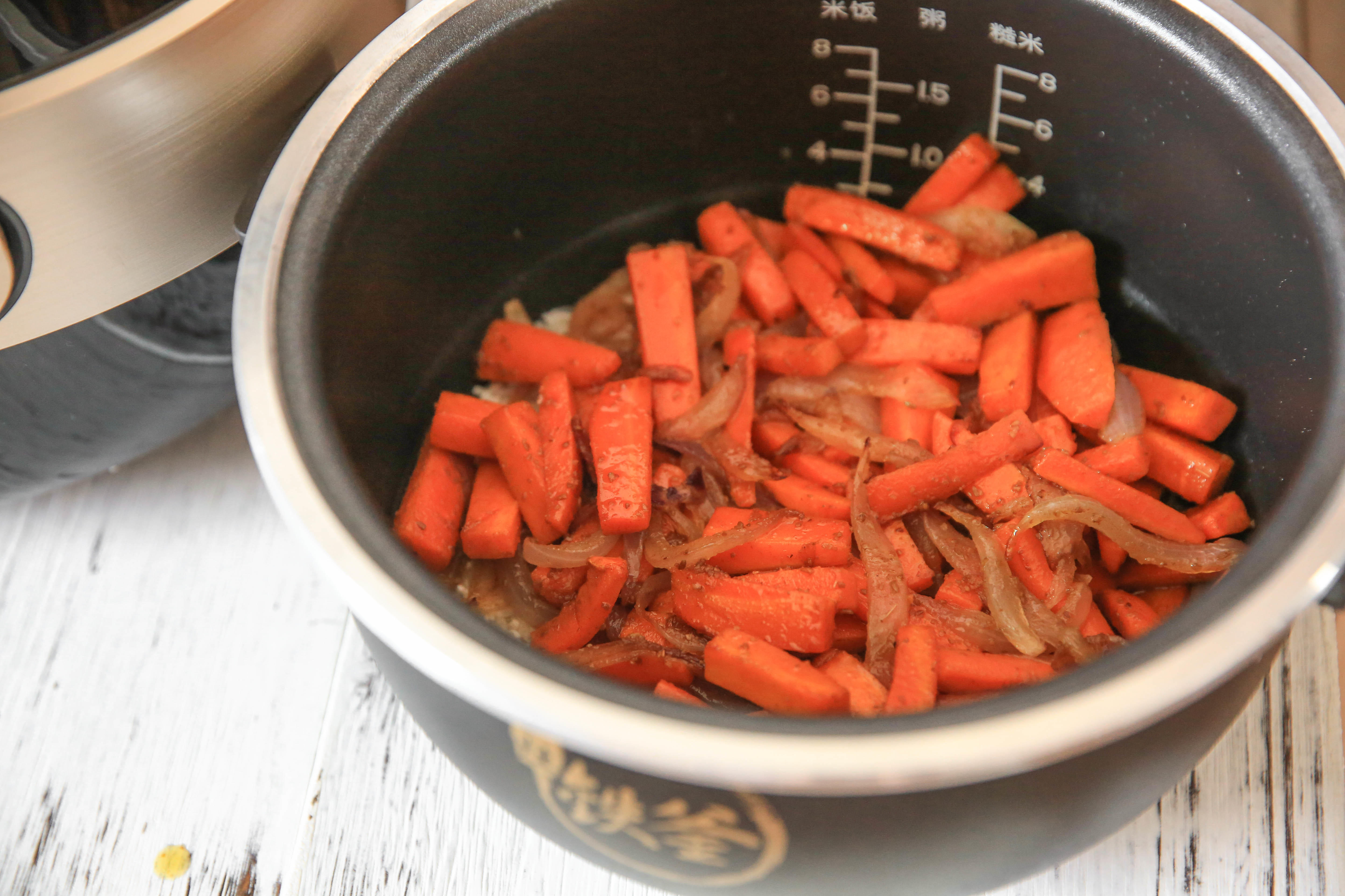 用電飯煲這也做得很好吃的新疆羊肉抓飯的做法 步骤8