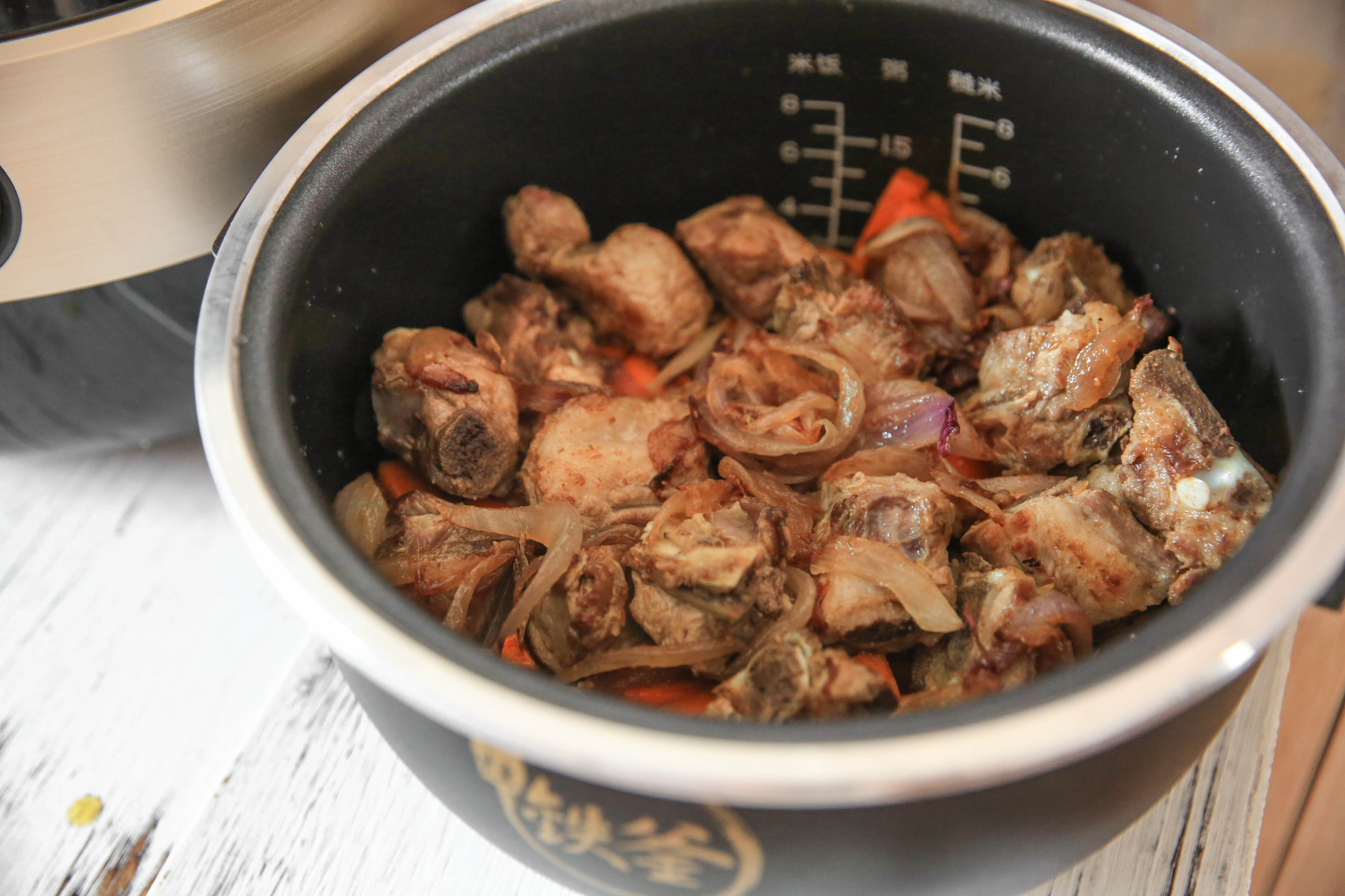 用電飯煲這也做得很好吃的新疆羊肉抓飯的做法 步骤9