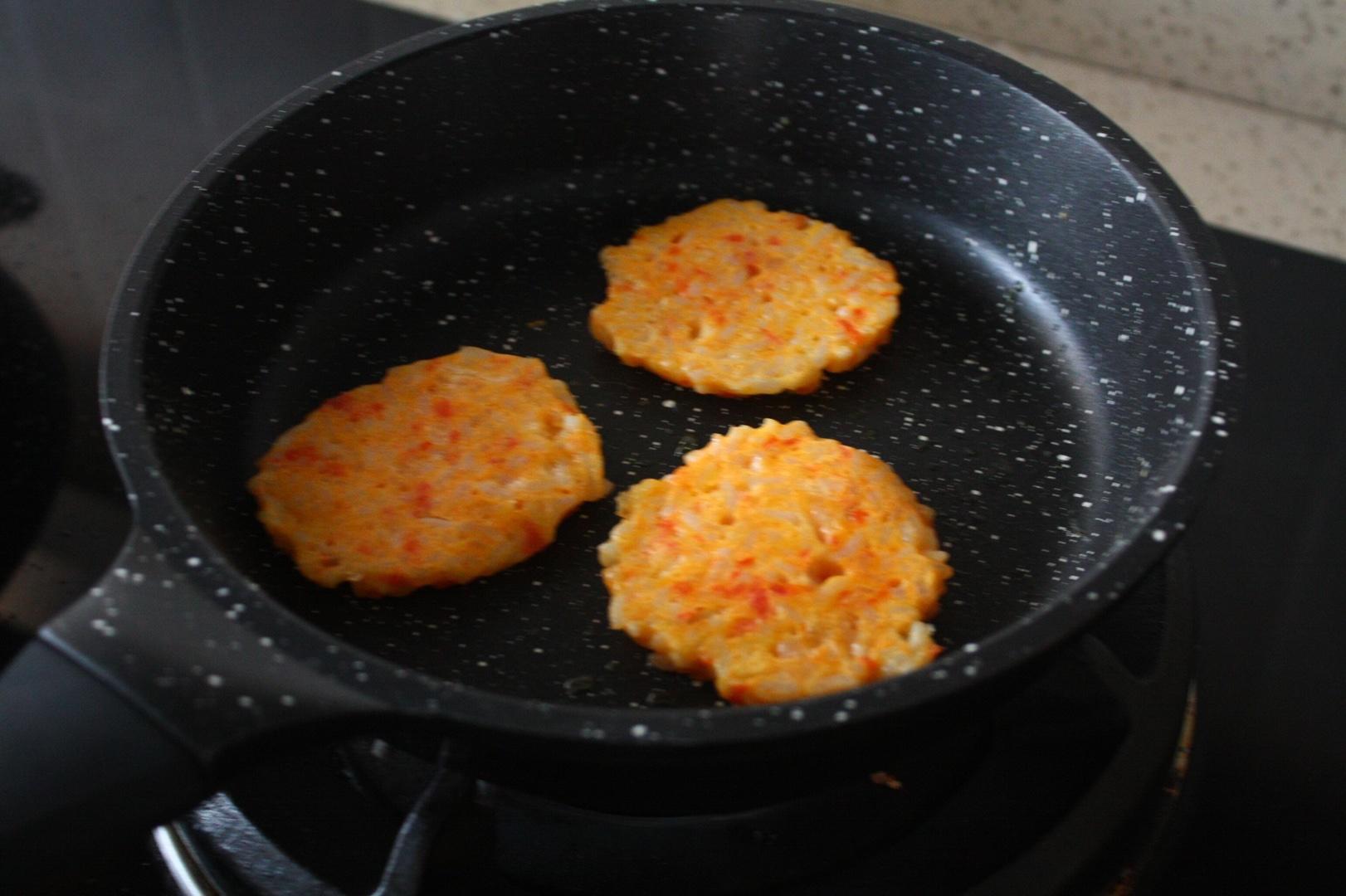 寶寶輔食：好吃有營養的番茄乳酪米餅的做法 步骤8