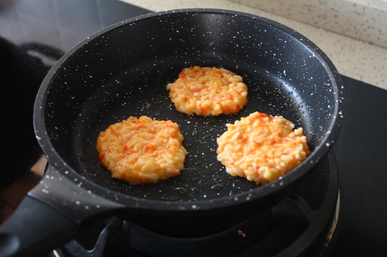 寶寶輔食：好吃有營養的番茄乳酪米餅的做法 步骤7