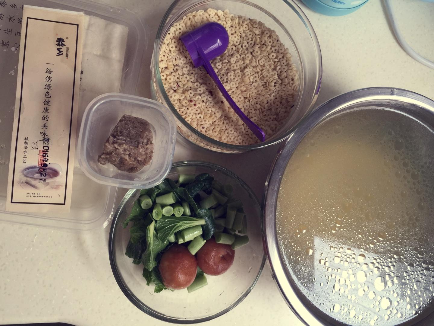 嘟寶12個月輔食-鴨肉香菇豆腐蔬菜面的做法 步骤1