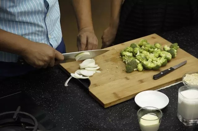 西式花椰菜濃湯的做法 步骤2