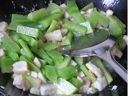 雞丁炒萵苣的做法 步骤4