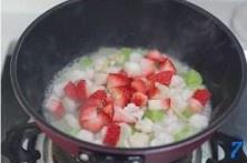 草莓萵筍丁炒蝦球的做法 步骤7