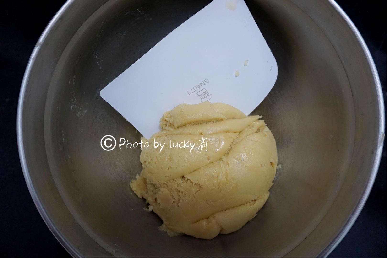 廣式蓮蓉（豆沙）蛋黃月餅（超詳細步驟）的做法 步骤5