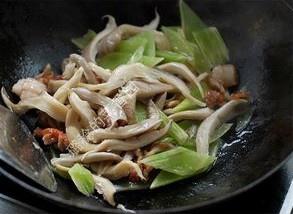 蘑菇青筍炒肉片的做法 步骤6
