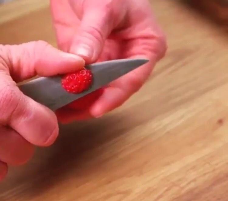 簡易美貌甜品-草莓佐奶油芝士的做法 步骤1