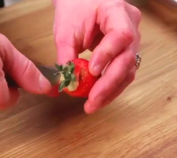 簡易美貌甜品-草莓佐奶油芝士的做法 步骤2