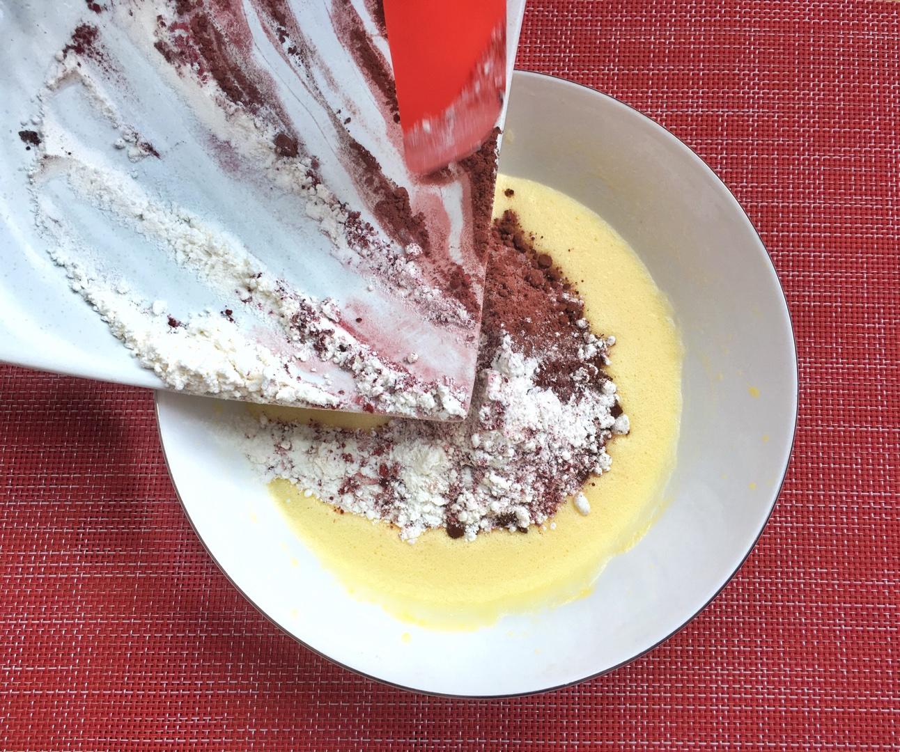 小紅帽cupcake | 紅絲絨乳酪戚風紙杯蛋糕的做法 步骤4