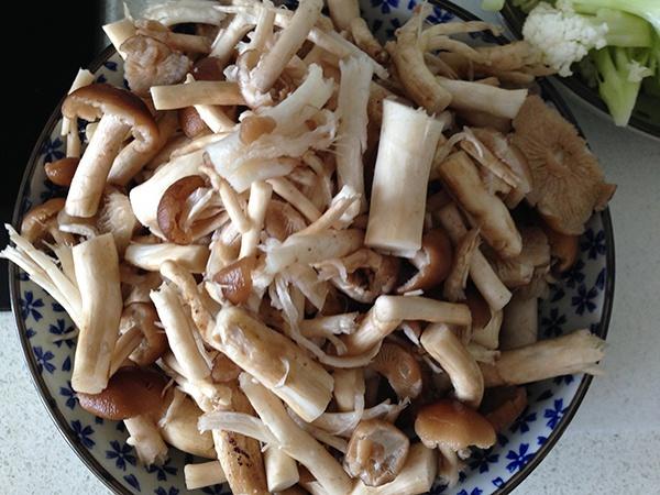 幹鍋花菜茶樹菇的做法 步骤2