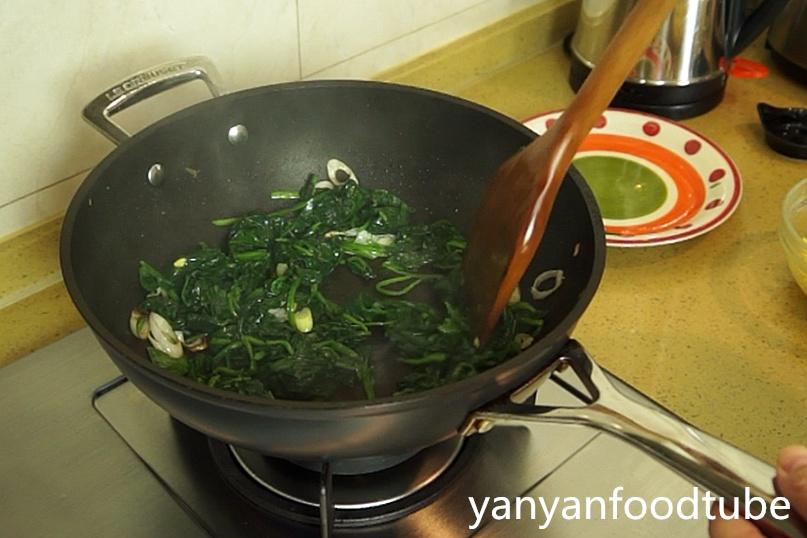 菠菜炒雞蛋 Fried Spinach with Egg的做法 步骤4