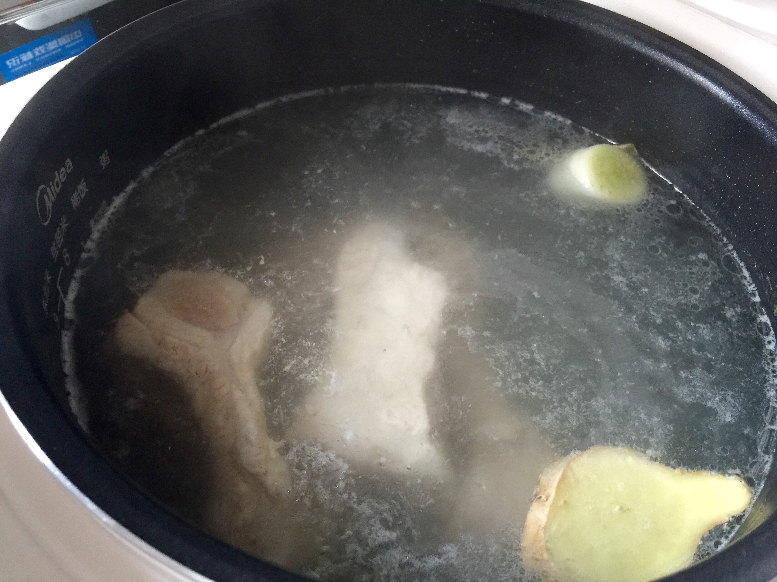 蓮藕玉米牛蒡排骨湯（電飯煲版）的做法 步骤3